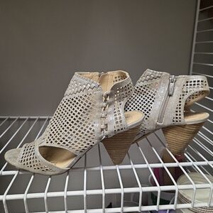 Vince Camuto EMMBELL cutout stacked heel sandals Sz 6.5 Metallic Silver/gold Sh3